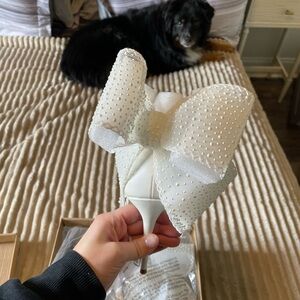 Elegant White Bow Hair Accessory